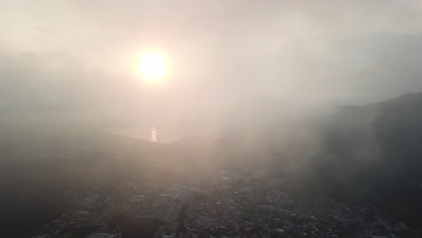 Sonnenaufgang-Am-Morgen-Mit-Niedrigerer-Wolkenbewegung-Im-Dorf